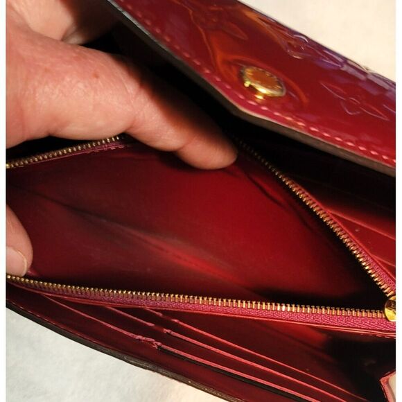 Louis Vuitton Cerise Monogram Vernis Sarah Wallet - Picture 10 of 12